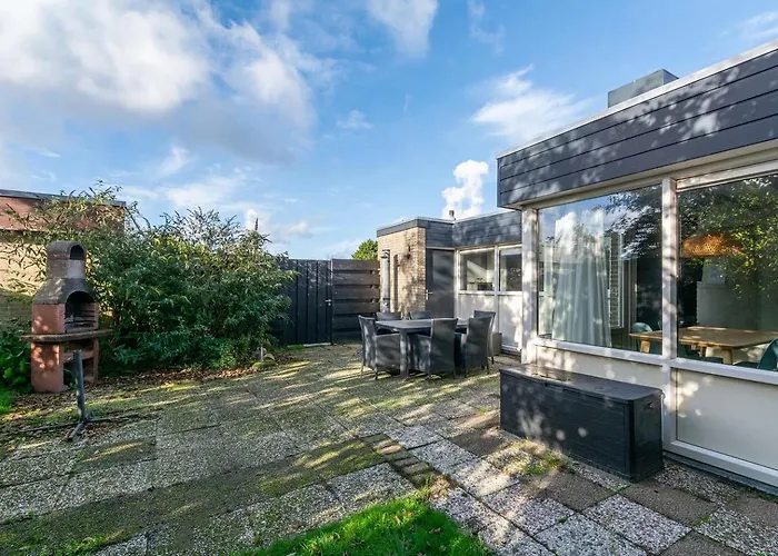 Vakantiehuis Lovely Vacation 2 Km From The Beach! Sint Maartensvlotbrug