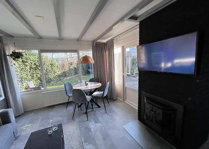 Vakantiehuis Lovely Vacation 2 Km From The Beach! *