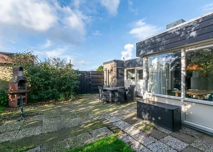 Vakantiehuis Lovely Vacation 2 Km From The Beach! *